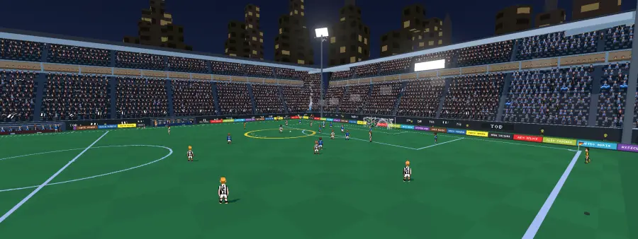 Estadio nocturno visto desde la banda, con la grada llena y la ciudad al fondo